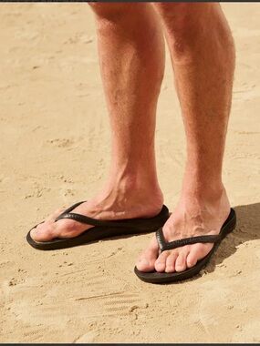 NWOT - Men’s Archie flip flops